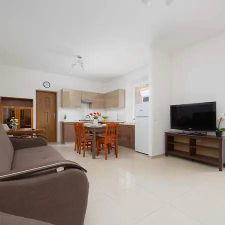 Spacious House With Parking & Garden By Noclegi Renters Casa de Férias *