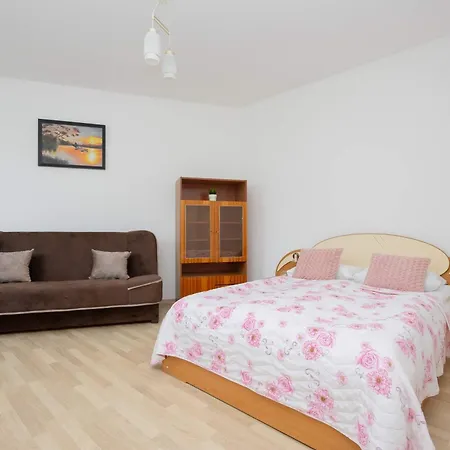 Spacious House With Parking & Garden By Noclegi Renters
